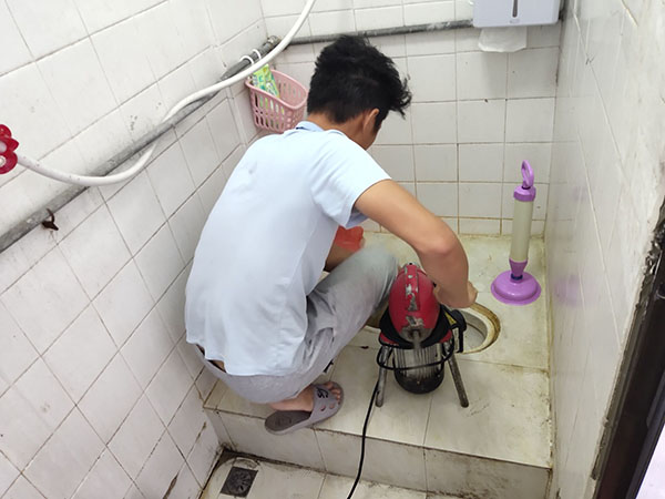 子长管道堵塞冒臭气 专业师傅现场解决问题