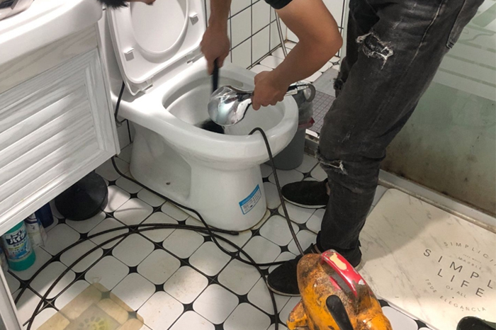 子长马桶堵塞自己疏通还是找师傅?专业上门服务让你省时更省心